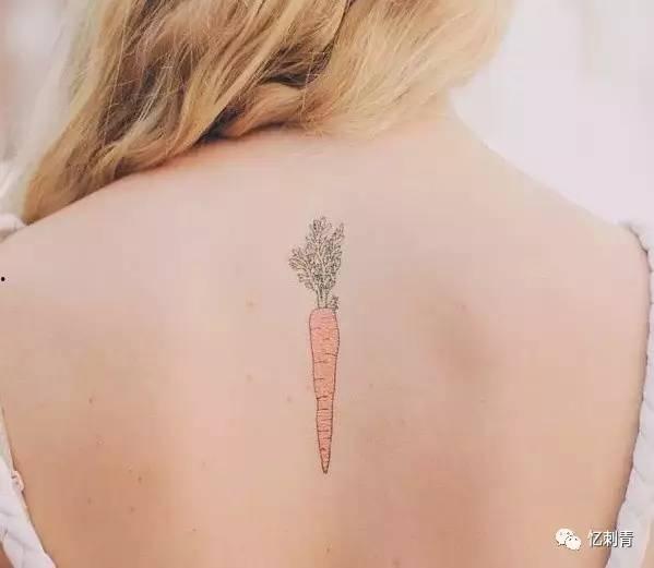 纹身整容女吃瓜,吃瓜群众围观“蜕变”之路