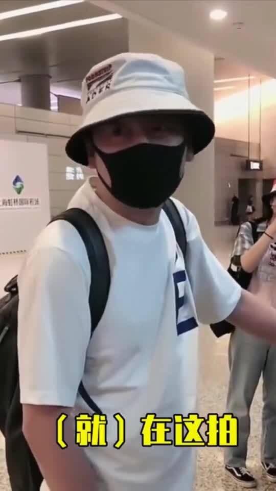 德云社机场遇吃瓜路人